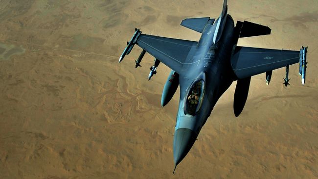 Истребитель ВВС США F-16 над территорией Ирака Истребитель ВВС США F-16 над территорией Ирака