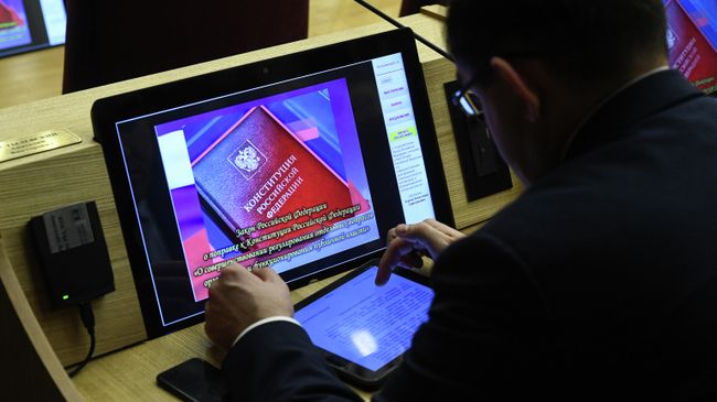 Депутаты на внеочередной сессии Законодательного собрания Новосибирской области по рассмотрению закона РФ о поправке к Конституции РФ Депутаты на внеочередной сессии Законодательного собрания Новосибирской области по рассмотрению закона РФ о поправке к Конституции РФ
