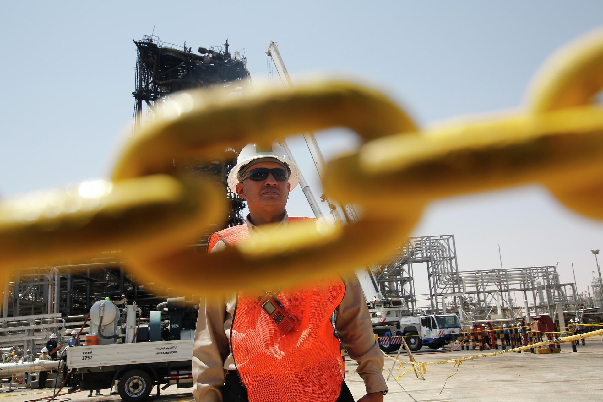 Рабочий на нефтяном месторождении в Саудовской Аравии Рабочий на нефтяном месторождении в Саудовской Аравии - РИА Новости, 1920, 13.04.2022