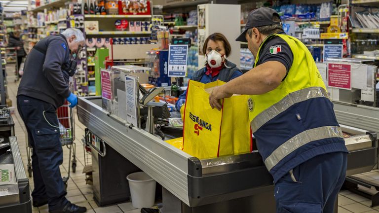 Сотрудники социальной службы покупают продукты людям пожилого возраста для предотвращения распространения инфекции Сотрудники социальной службы покупают продукты людям пожилого возраста для предотвращения распространения инфекции