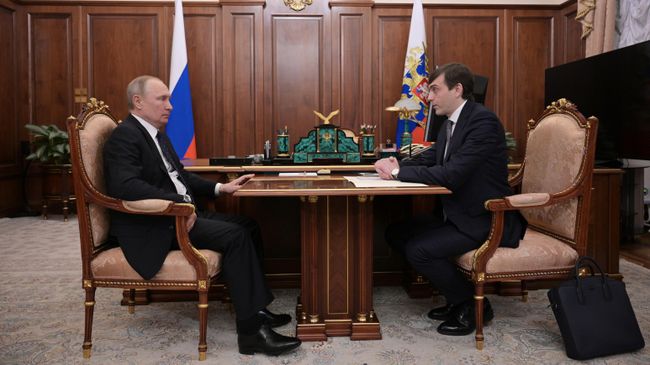 Президент РФ Владимир Путин и министр просвещения Сергей Кравцов во время встречи Президент РФ Владимир Путин и министр просвещения Сергей Кравцов во время встречи