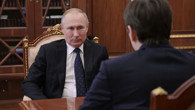 Президент РФ Владимир Путин во время встречи с министром просвещения Сергеем Кравцовым Президент РФ Владимир Путин во время встречи с министром просвещения Сергеем Кравцовым