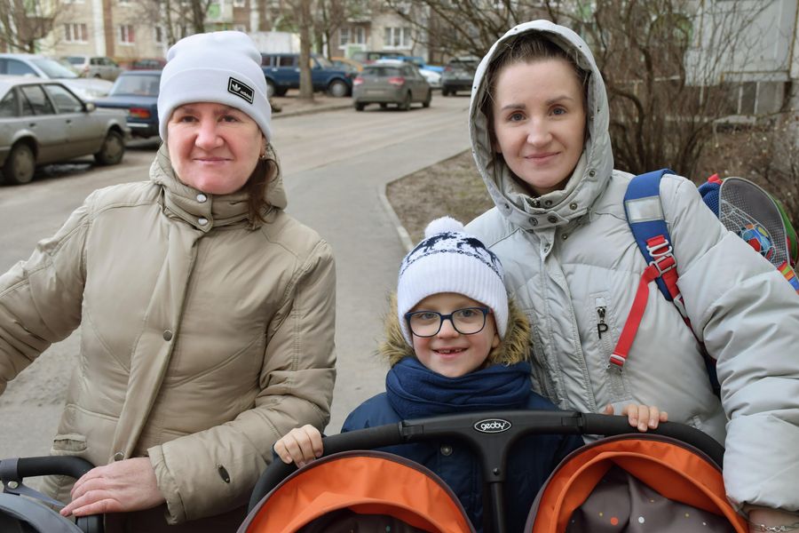 Родившая тройню жительница Воронежа Наталья Стороженко, с детьми