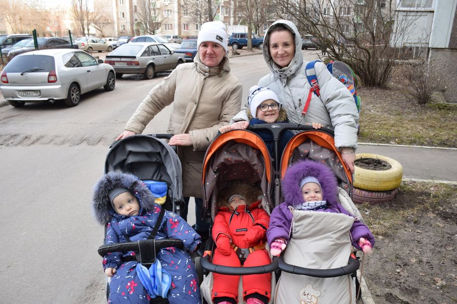 Родившая тройню жительница Воронежа Наталья Стороженко, с детьми