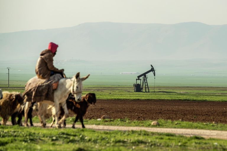 Пастух проезжает мимо нефтяного месторождения в сирийской провинции Эль-Хасака недалеко от турецкой границы Пастух проезжает мимо нефтяного месторождения в сирийской провинции Эль-Хасака недалеко от турецкой границы