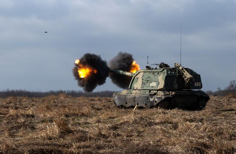 Самоходная гаубица 2С19 Мста-С во время учений на полигоне Молькино в Краснодарском крае Самоходная гаубица 2С19 Мста-С во время учений на полигоне Молькино в Краснодарском крае