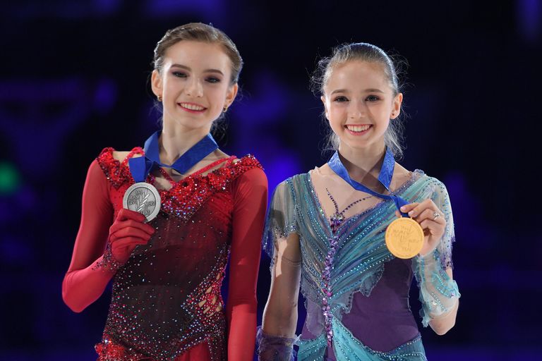 Призеры женского одиночного катания Дарья Усачева и Камила Валиева во время церемонии награждения на чемпионате мира среди юниоров в Таллине Призеры женского одиночного катания Дарья Усачева и Камила Валиева во время церемонии награждения на чемпионате мира среди юниоров в Таллине