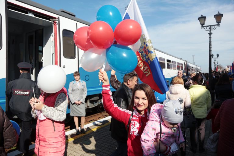 Пассажиры во время открытия регулярного пригородного железнодорожного сообщения между Крымом и Краснодарским краем Пассажиры во время открытия регулярного пригородного железнодорожного сообщения между Крымом и Краснодарским краем