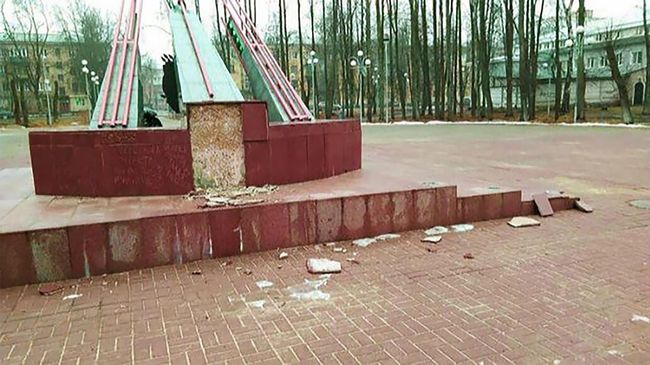 Поврежденный мемориал гвардейскому миномету Катюша, расположенный на аллее Героев в Электростали Поврежденный мемориал гвардейскому миномету Катюша, расположенный на аллее Героев в Электростали