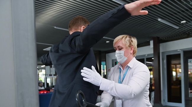 Сотрудница таможенной службы проводит личный досмотр граждан в аэропорту Сочи Сотрудница таможенной службы проводит личный досмотр граждан в аэропорту Сочи