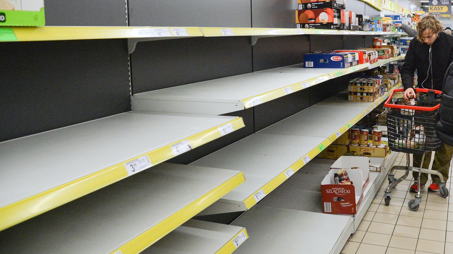Торговые полки в продуктовом магазине в Варшаве Торговые полки в продуктовом магазине в Варшаве - РИА Новости, 1920, 24.03.2022