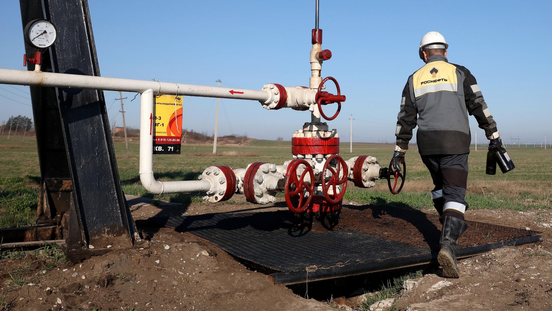 Сотрудник Роснефти осматривает оборудование Сотрудник Роснефти осматривает оборудование - РИА Новости, 1920, 14.10.2021