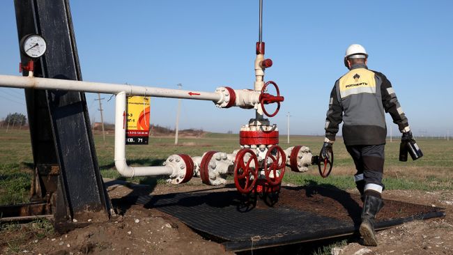 Сотрудник Роснефти осматривает оборудование 
