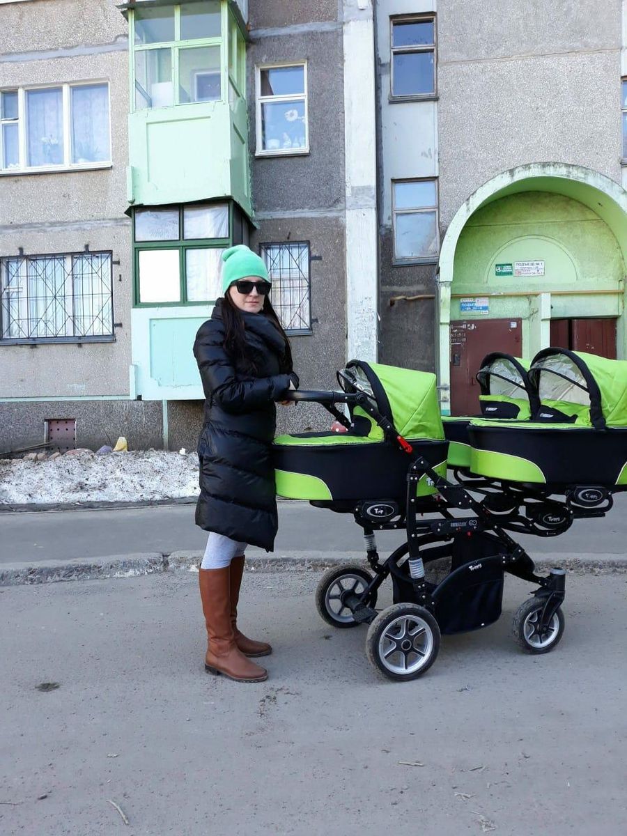 Наталья на прогулке с тройней