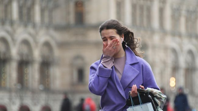 Девушка идет по улице в Москве Девушка идет по улице в Москве