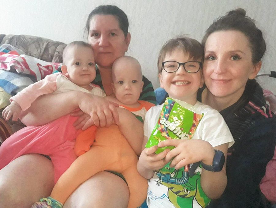 Следить за тройней Наталье помогает мама