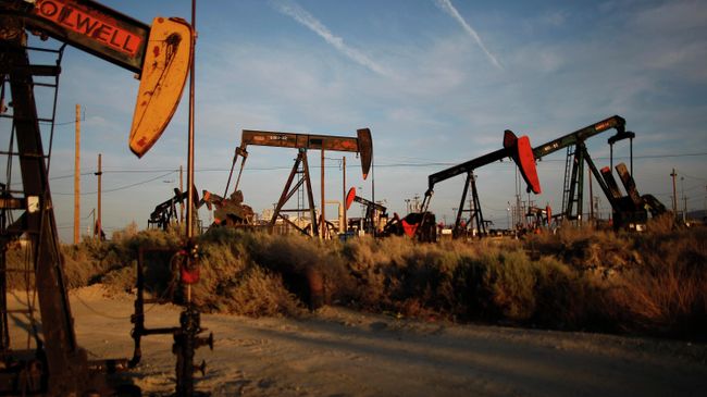 Нефтяные станки-качалки на месторождении сланцевой нефти Монтерей в США Нефтяные станки-качалки на месторождении сланцевой нефти Монтерей в США