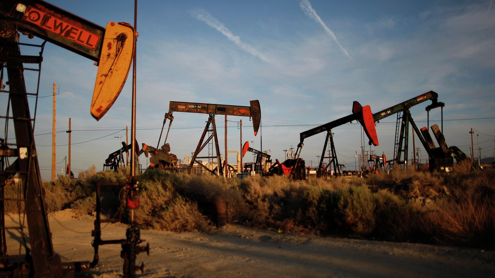 Нефтяные станки-качалки на месторождении сланцевой нефти Монтерей в США Нефтяные станки-качалки на месторождении сланцевой нефти Монтерей в США - РИА Новости, 1920, 05.08.2021