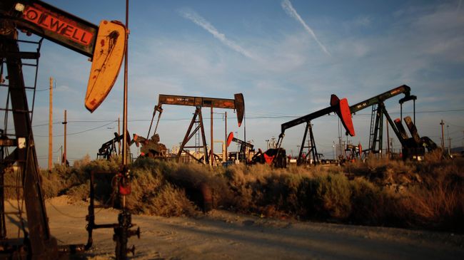 Нефтяные станки-качалки на месторождении сланцевой нефти Монтерей в США Нефтяные станки-качалки на месторождении сланцевой нефти Монтерей в США