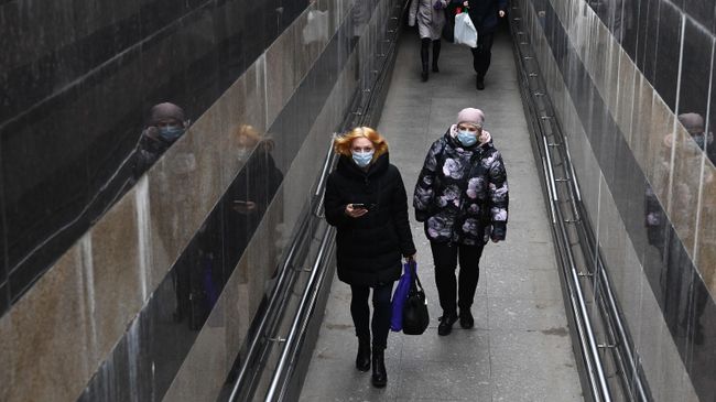 Прохожие в медицинских масках в Москве Прохожие в медицинских масках в Москве