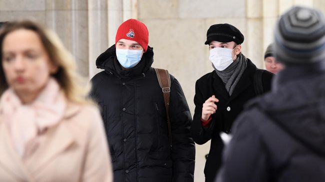 Пассажиры Московского метрополитена в медицинских масках Пассажиры Московского метрополитена в медицинских масках