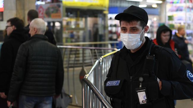 Сотрудник вневедомственной охраны в медицинской маске в Московском метрополитене Сотрудник вневедомственной охраны в медицинской маске в Московском метрополитене