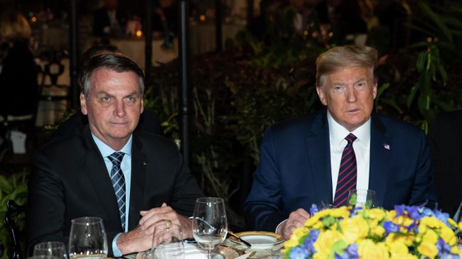 Президент Бразилии Жаир Болсонару и президент США Дональд Трамп в резиденции Трампа Мар-а-Лаго Президент Бразилии Жаир Болсонару и президент США Дональд Трамп в резиденции Трампа Мар-а-Лаго