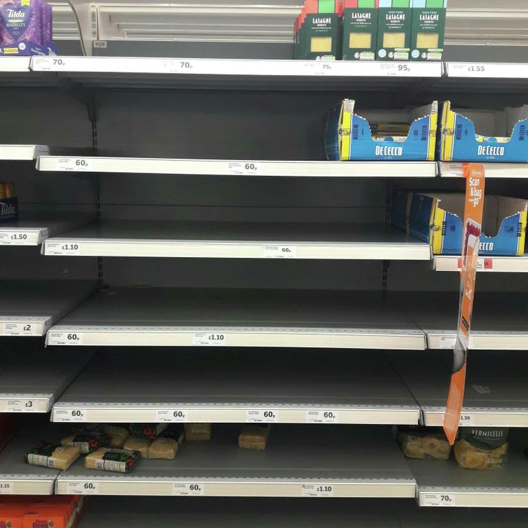 Полки в продуктовом магазине в Лондоне