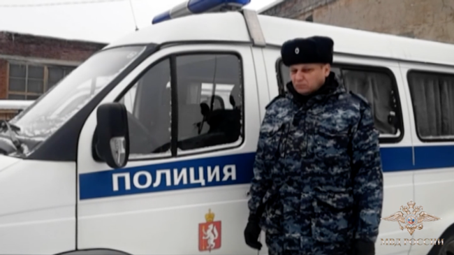 За мгновение до взрыва: полицейский спас водителя горящего авто За мгновение до взрыва: полицейский спас водителя горящего авто