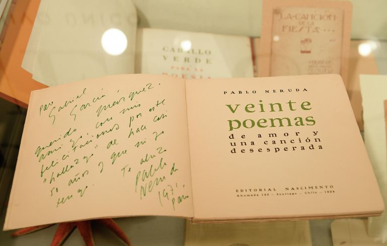Первое издание книги чилийского поэта Пабло Неруды Двадцать стихов о любви и песня отчаяния, посвященной Габриэлю Гарсии Маркесу Первое издание книги чилийского поэта Пабло Неруды Двадцать стихов о любви и песня отчаяния, посвященной Габриэлю Гарсии Маркесу