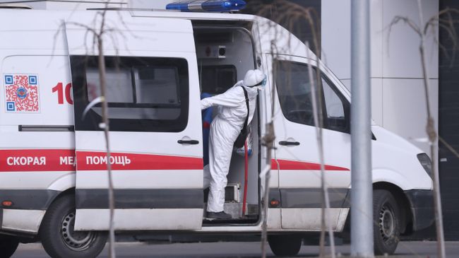 Врач скорой медицинской помощи возле больницы для пациентов с подозрением на коронавирус в Коммунарке Врач скорой медицинской помощи возле больницы для пациентов с подозрением на коронавирус в Коммунарке