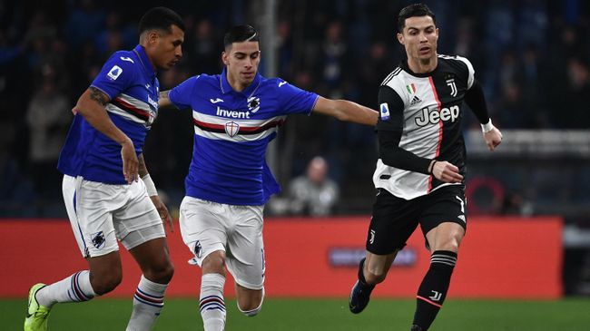 Sampdoria's Italian defender Fabio Depaoli (C) and Juventus' Portuguese forward Cristiano Ronaldo (R) go for the ball during the Italian Serie A football match Sampdoria vs Juventus on December 18, 2019 at the Luigi-Ferraris stadium in Genoa. (Photo by Marco Bertorello / AFP)