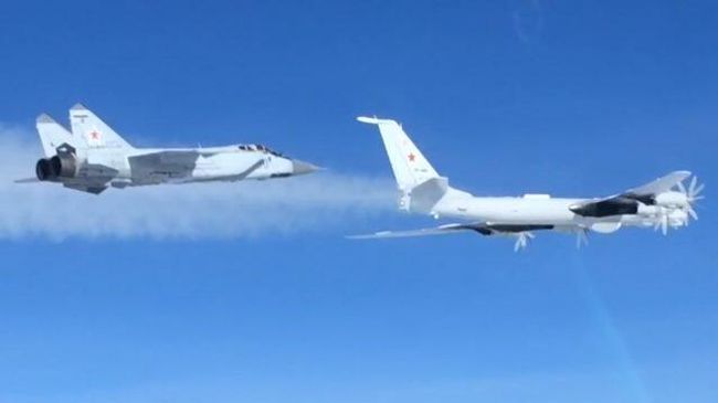 Кадры полета ТУ-142 ВКС России над Тихим и Северным Ледовитым океанами Кадры полета ТУ-142 ВКС России над Тихим и Северным Ледовитым океанами