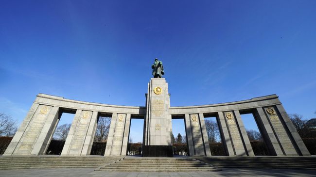 Мемориал павшим советским воинам в парке Большой Тиргартен в Берлине Мемориал павшим советским воинам в парке Большой Тиргартен в Берлине