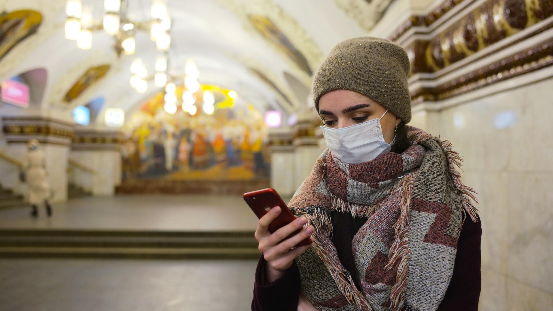 Пассажир московского метрополитена в медицинской маске Пассажир московского метрополитена в медицинской маске - РИА Новости, 1920, 12.12.2020