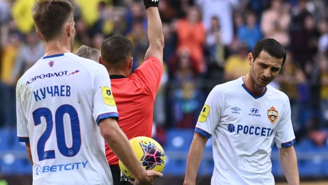 Справа налево: игроки ПФК ЦСКА Алан Дзагоев и Константин Кучаев в матче 21-го тура чемпионата России по футболу среди клубов Премьер-лиги между ФК Ростов (Ростов-на-Дону) и ПФК ЦСКА (Москва). Справа налево: игроки ПФК ЦСКА Алан Дзагоев и Константин Кучаев в матче 21-го тура чемпионата России по футболу среди клубов Премьер-лиги между ФК Ростов (Ростов-на-Дону) и ПФК ЦСКА (Москва).