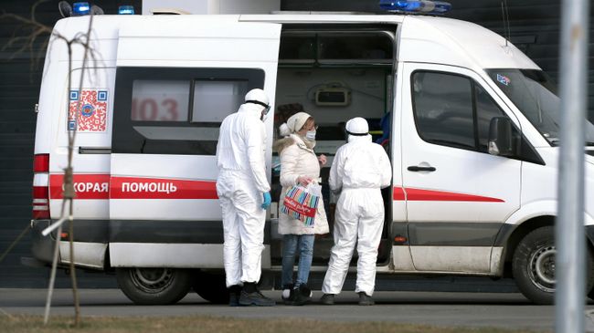 Врачи скорой медицинской помощи доставили пациента с подозрением на коронавирус в больницу в Коммунарке Врачи скорой медицинской помощи доставили пациента с подозрением на коронавирус в больницу в Коммунарке