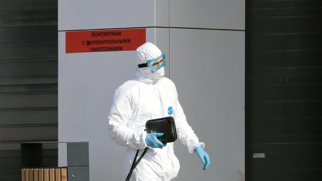 Медик возле приемного отделения больницы для пациентов с подозрением на коронавирус в Коммунарке Медик возле приемного отделения больницы для пациентов с подозрением на коронавирус в Коммунарке