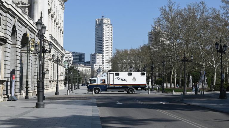 Перекрытая улица возле Королевского дворца в Мадриде Перекрытая улица возле Королевского дворца в Мадриде