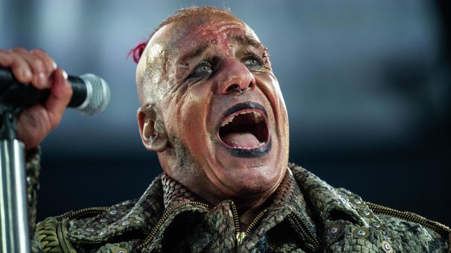 Тилль Линдеманн выступает в составе группы Rammstein Тилль Линдеманн выступает в составе группы Rammstein