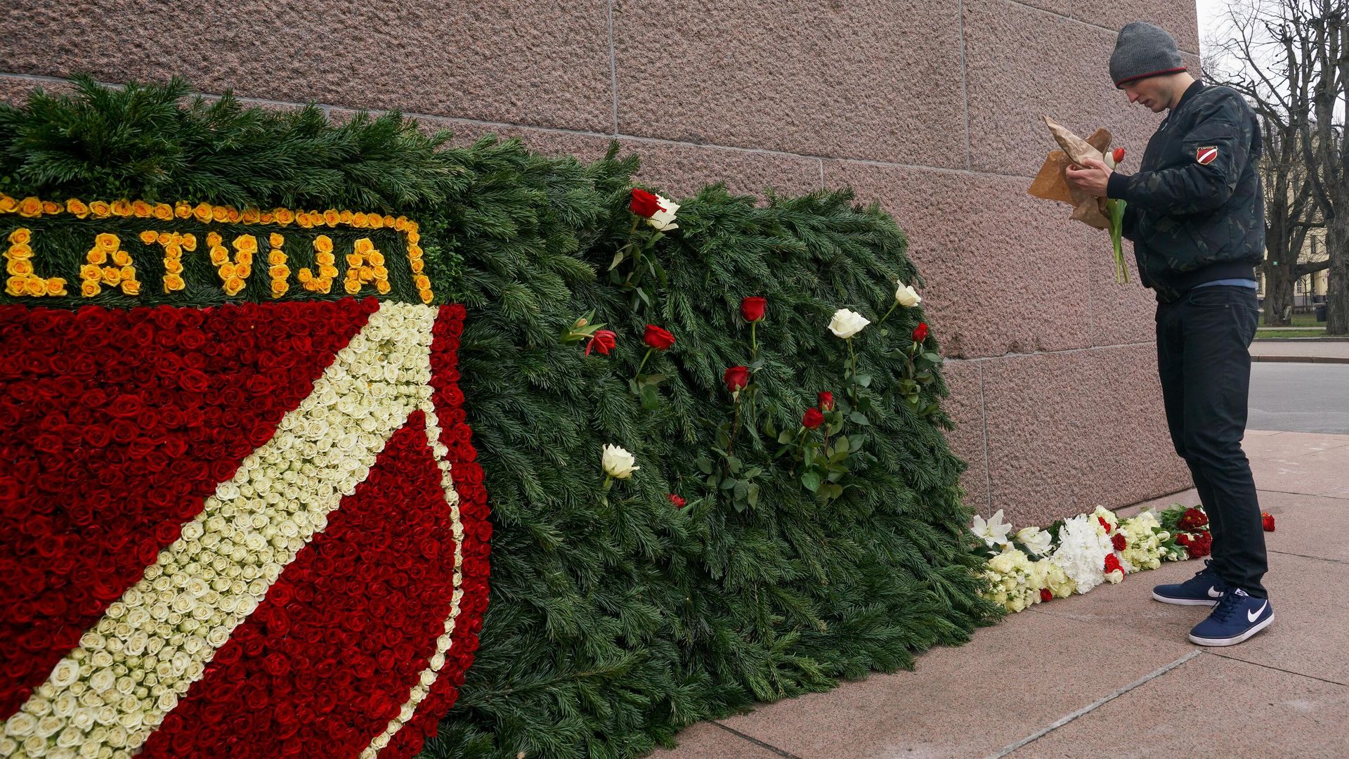 Сторонник латышского легиона Ваффен СС возлагает цветы к памятнику Свободы в Риге по случаю дня памяти латышского легиона Ваффен СС Сторонник латышского легиона Ваффен СС возлагает цветы к памятнику Свободы в Риге по случаю дня памяти латышского легиона Ваффен СС - РИА Новости, 1920, 18.03.2021