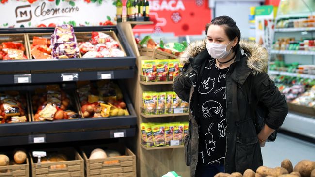 Покупательница в торговом зале магазина Магнит в Краснодаре Покупательница в торговом зале магазина Магнит в Краснодаре
