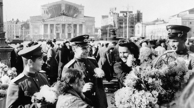 Празднование Дня Победы в центре Москвы у Большого театра Празднование Дня Победы в центре Москвы у Большого театра
