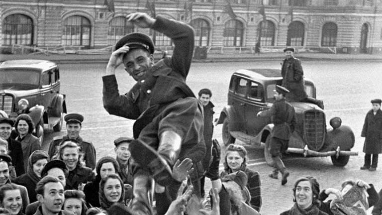 Москвичи подкидывают офицера в день победы 9 мая 1945 г. на Красной площади Москвичи подкидывают офицера в день победы 9 мая 1945 г. на Красной площади