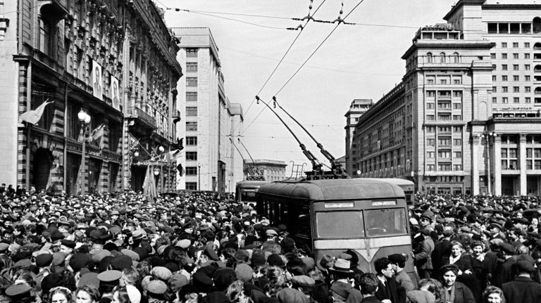 9 мая 1945 года. У здания американского посольства на Моховой улице в Москве 9 мая 1945 года. У здания американского посольства на Моховой улице в Москве