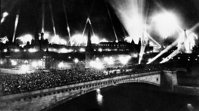 9 мая 1945 г. в ознаменование Победы над Германией в Москве был дан салют из 30 артиллерийских залпов из 1 тысячи орудий, сопровождающийся перекрестными лучами из 160 прожекторов и пуском разноцветных ракет 9 мая 1945 г. в ознаменование Победы над Германией в Москве был дан салют из 30 артиллерийских залпов из 1 тысячи орудий, сопровождающийся перекрестными лучами из 160 прожекторов и пуском разноцветных ракет