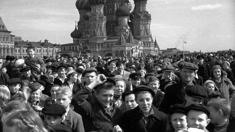 Народное гулянье на Красной площади в честь победы советского народа над фашистской Германией в Великой Отечественной войне 1941-1945 годов Народное гулянье на Красной площади в честь победы советского народа над фашистской Германией в Великой Отечественной войне 1941-1945 годов