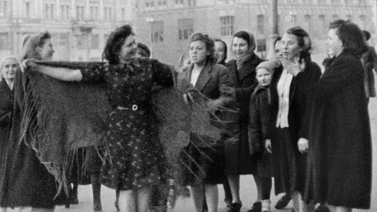 Женщины танцуют на улицах Москвы в честь Дня Победы 9 мая 1945 года Женщины танцуют на улицах Москвы в честь Дня Победы 9 мая 1945 года
