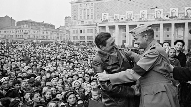 Встреча с американским военным на митинге в Москве на площади Маяковского 9 мая 1945 Встреча с американским военным на митинге в Москве на площади Маяковского 9 мая 1945
