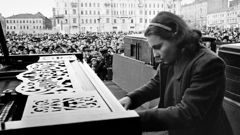 Пианистка Московской консерватории Нина Петровна Емельянова во время выступления на площади Маяковского в Москве. 9 мая 1945 года Пианистка Московской консерватории Нина Петровна Емельянова во время выступления на площади Маяковского в Москве. 9 мая 1945 года